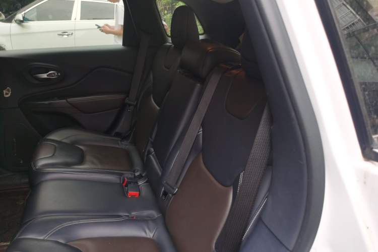 Used Jeep Cherokee 2020 2.0L Two-Wheel Drive Classic Sports Edition Left Rear Seat
