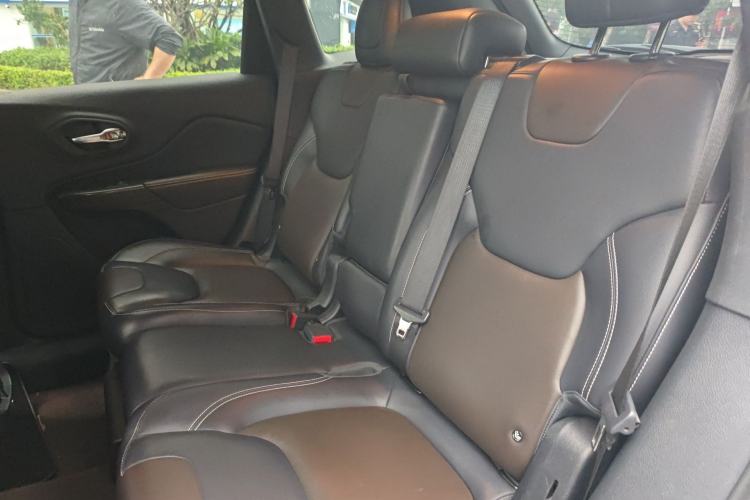 Used Jeep Cherokee 2020 2.0L Two-Wheel Drive Classic Sports Edition Left Rear Seat