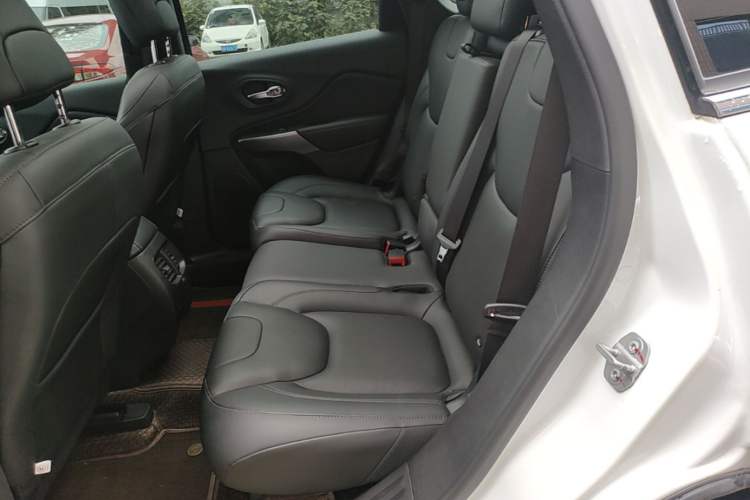 Used Jeep Cherokee 2020 2.0T Two-Wheel Drive Leading Edition Left Rear Seat