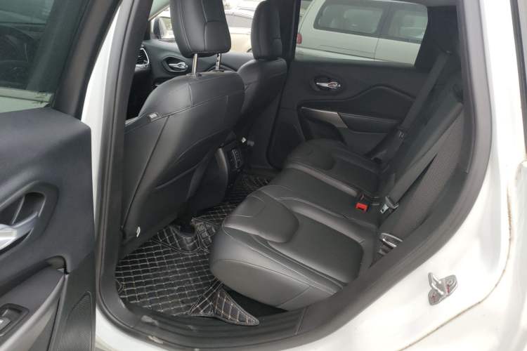 Used Jeep Cherokee 2020 2.0T Two-Wheel Drive Leading Edition Left Rear Seat