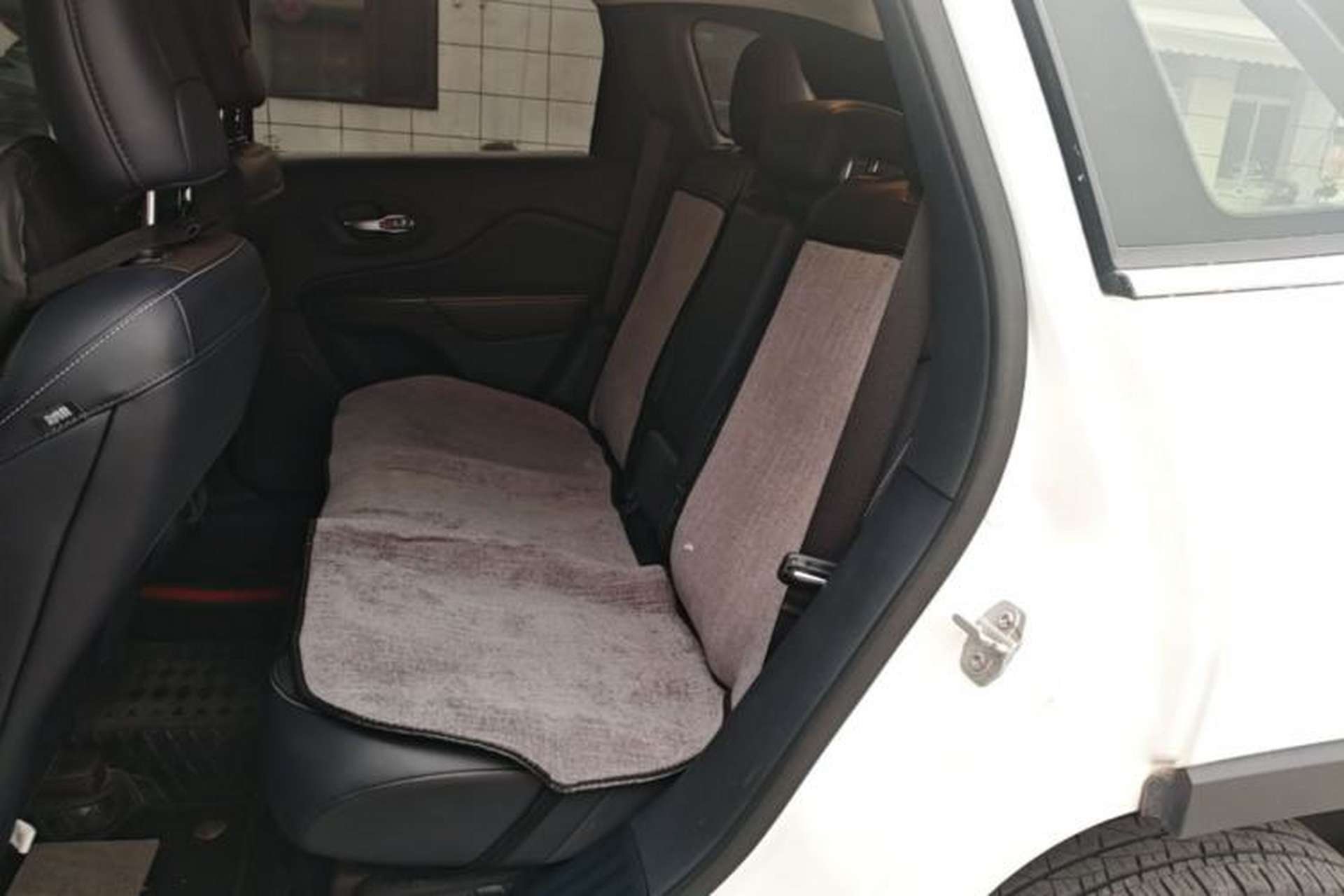 Used Jeep Cherokee 2020 2.0L Two-Wheel Drive Classic Sports Edition Left Rear Seat