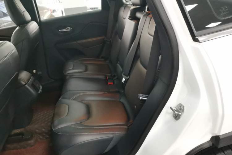 Used Jeep Cherokee 2020 2.0L Two-Wheel Drive Classic Sports Edition Left Rear Seat
