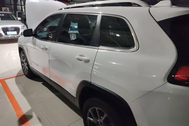 Used Jeep Cherokee 2020 2.0L Two-Wheel Drive Classic Sports Edition Left Side