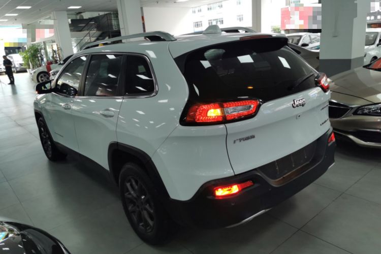 Used Jeep Cherokee 2020 2.0L Two-Wheel Drive Classic Sports Edition Left Side