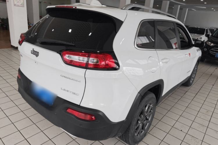 Used Jeep Cherokee 2020 2.0L Two-Wheel Drive Classic Sports Edition Rear Right 45 Deg
