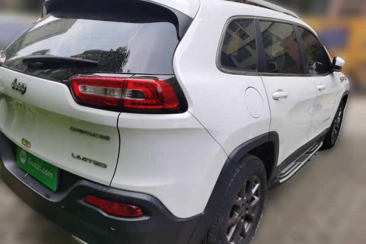 Used Jeep Cherokee 2020 2.0L Two-Wheel Drive Classic Sports Edition Rear Right 45 Deg