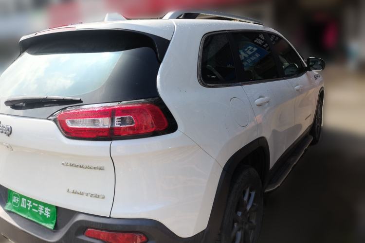 Used Jeep Cherokee 2020 2.0L Two-Wheel Drive Classic Sports Edition Rear Right 45 Deg