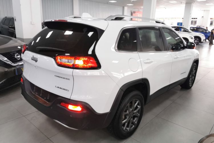 Used Jeep Cherokee 2020 2.0L Two-Wheel Drive Classic Sports Edition Rear Right 45 Deg