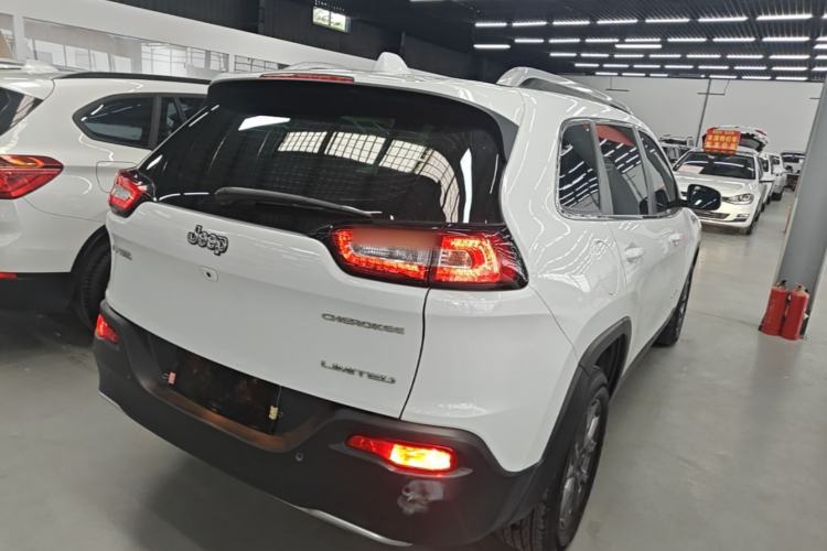 Used Jeep Cherokee 2020 2.0L Two-Wheel Drive Classic Sports Edition Rear Right 45 Deg
