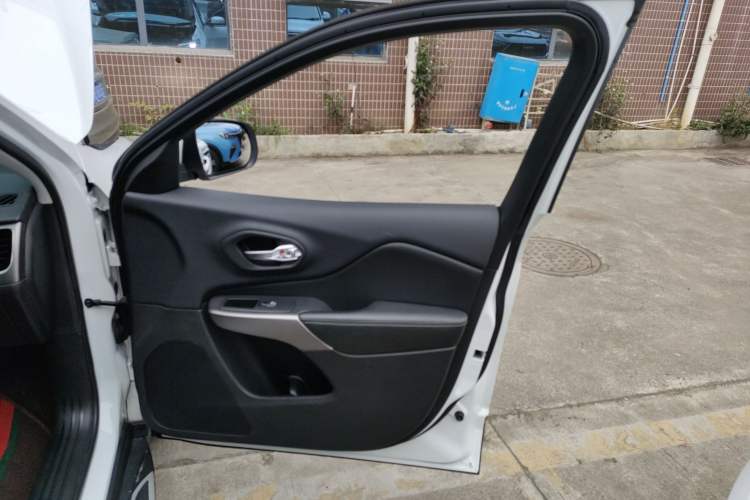 Used Jeep Cherokee 2020 2.0T Two-Wheel Drive Leading Edition Right Front Door Interior