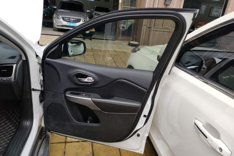 Used Jeep Cherokee 2020 2.0T Two-Wheel Drive Leading Edition Right Front Door Interior