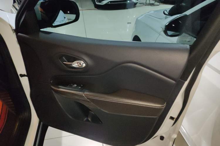 Used Jeep Cherokee 2020 2.0L Two-Wheel Drive Classic Sports Edition Right Front Door Interior