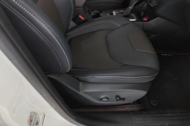 Used Jeep Cherokee 2020 2.0L Two-Wheel Drive Classic Sports Edition Right Front Seat