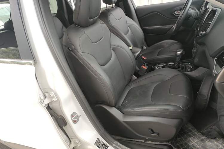 Used Jeep Cherokee 2020 2.0T Two-Wheel Drive Leading Edition Right Front Seat