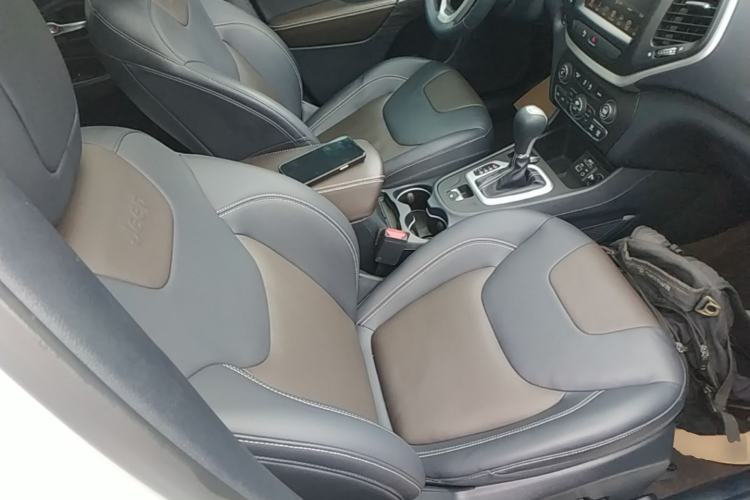 Used Jeep Cherokee 2020 2.0L Two-Wheel Drive Classic Sports Edition Right Front Seat