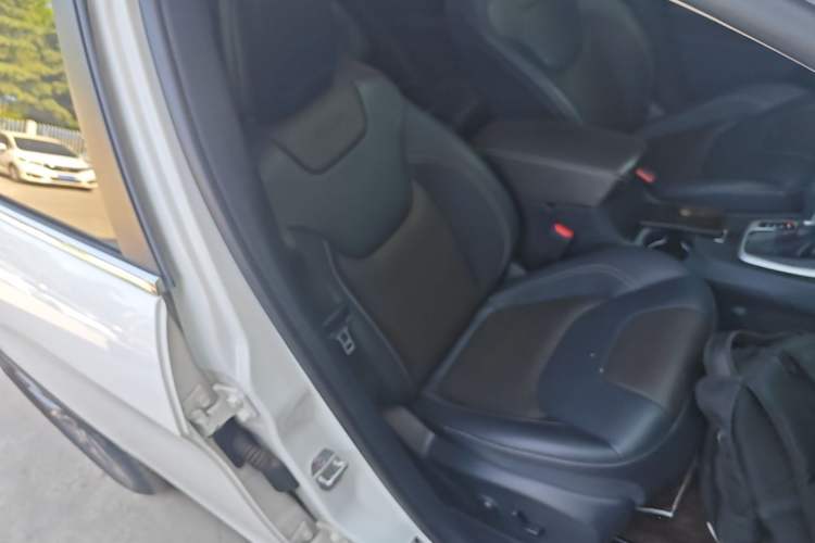 Used Jeep Cherokee 2020 2.0L Two-Wheel Drive Classic Sports Edition Right Front Seat