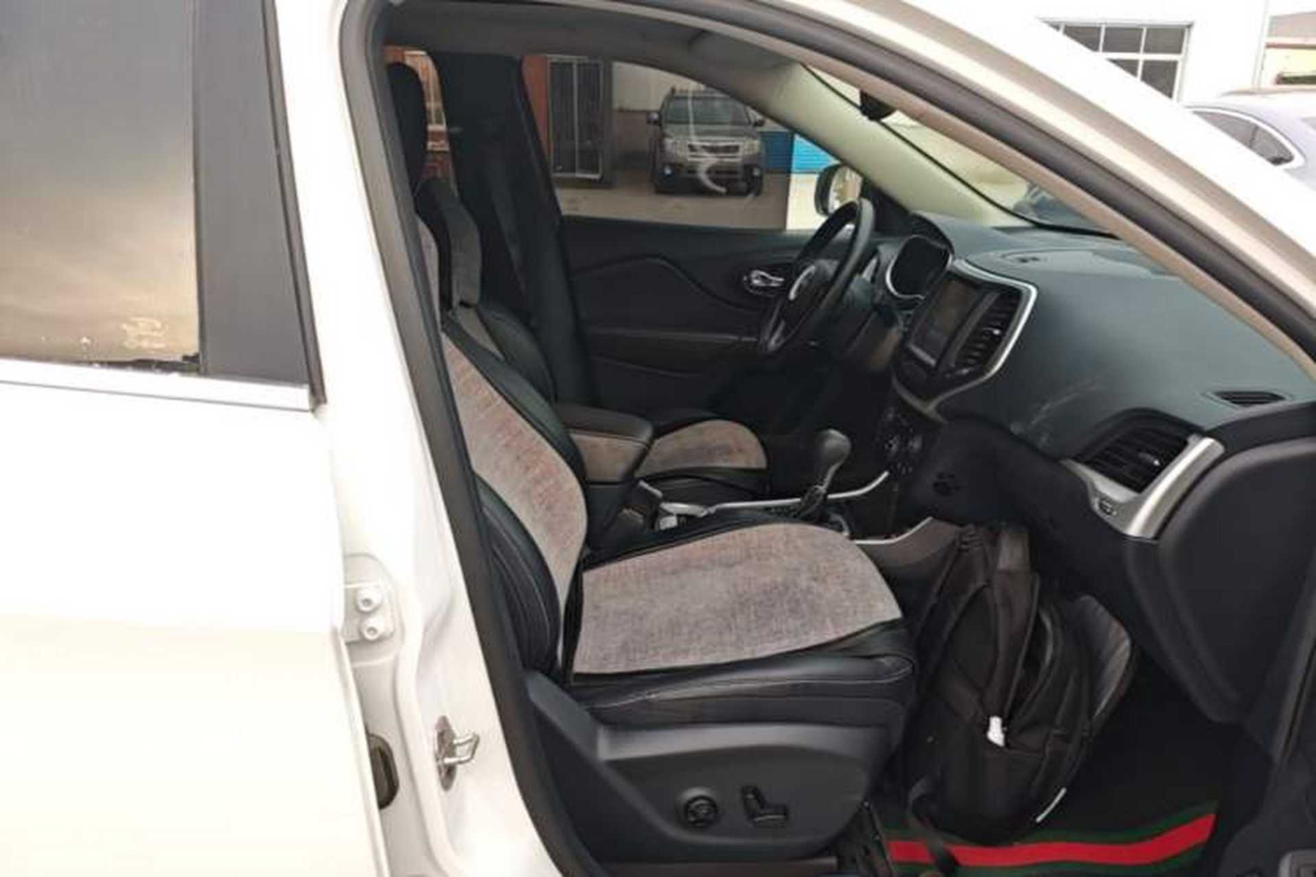 Used Jeep Cherokee 2020 2.0L Two-Wheel Drive Classic Sports Edition Right Front Seat