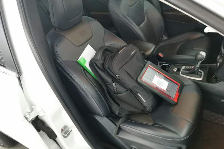 Used Jeep Cherokee 2020 2.0L Two-Wheel Drive Classic Sports Edition Right Front Seat