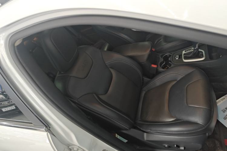 Used Jeep Cherokee 2020 2.0L Two-Wheel Drive Classic Sports Edition Right Front Seat