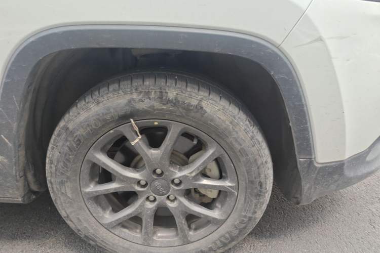 Used Jeep Cherokee 2020 2.0L Two-Wheel Drive Classic Sports Edition Right Front Wheel Hub