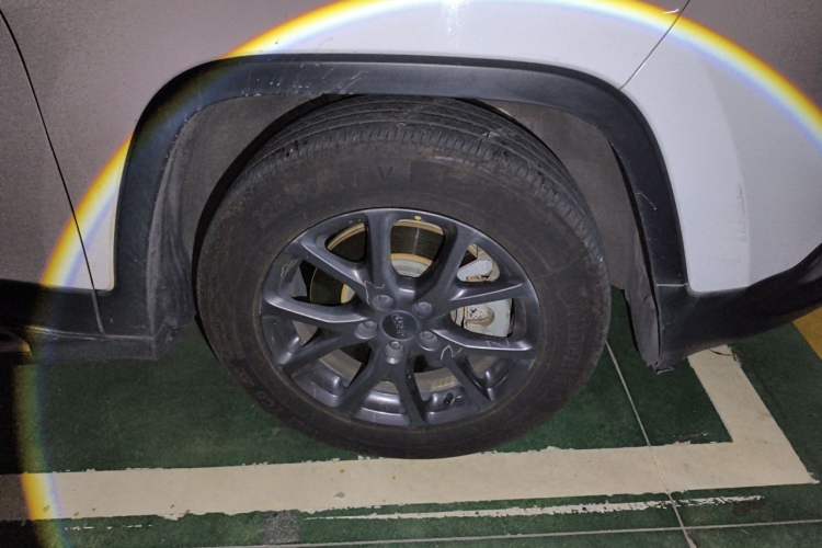 Used Jeep Cherokee 2020 2.0L Two-Wheel Drive Classic Sports Edition Right Front Wheel Hub