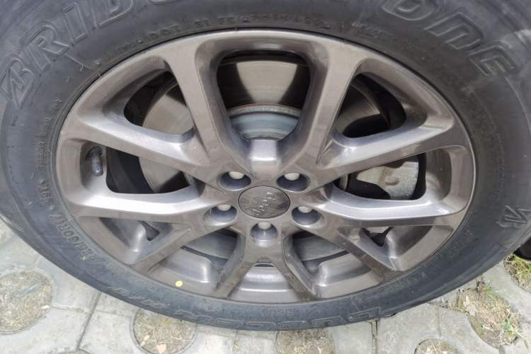 Used Jeep Cherokee 2020 2.0L Two-Wheel Drive Classic Sports Edition Right Front Wheel Hub