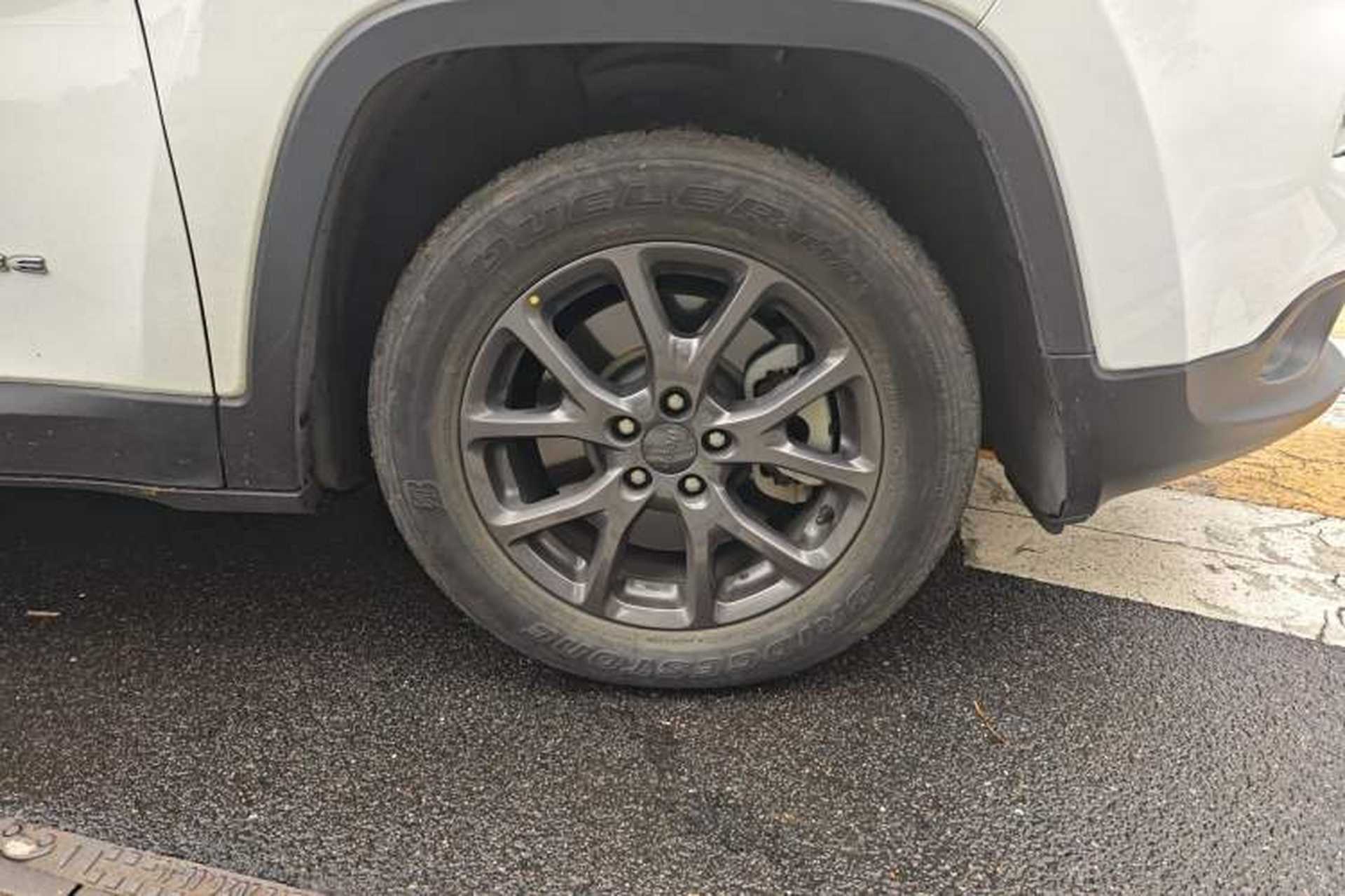 Used Jeep Cherokee 2020 2.0L Two-Wheel Drive Classic Sports Edition Right Front Wheel Hub