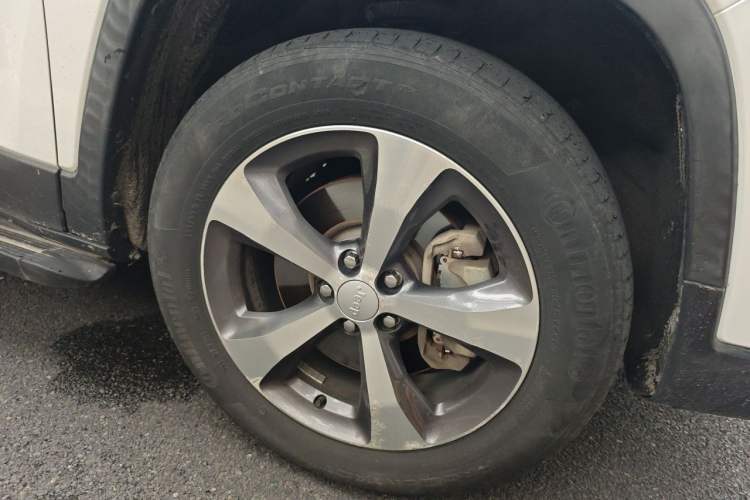 Used Jeep Cherokee 2020 2.0T Four-Wheel Drive Luxury Edition Right Front Wheel Hub