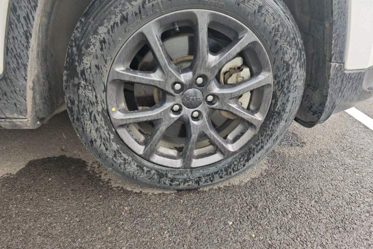 Used Jeep Cherokee 2020 2.0L Two-Wheel Drive Classic Sports Edition Right Front Wheel Hub