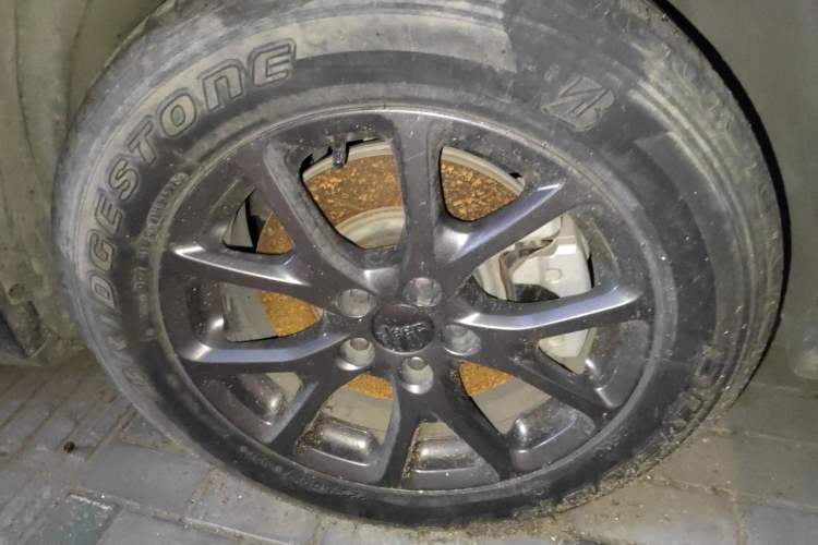 Used Jeep Cherokee 2020 2.0L Two-Wheel Drive Classic Sports Edition Right Front Wheel Hub