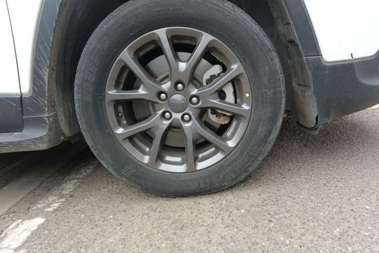 Used Jeep Cherokee 2020 2.0L Two-Wheel Drive Classic Sports Edition Right Front Wheel Hub