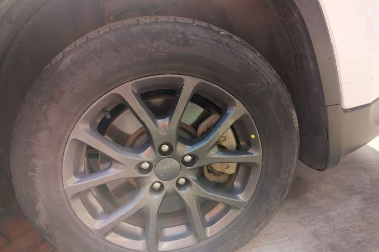 Used Jeep Cherokee 2020 2.0L Two-Wheel Drive Classic Sports Edition Right Front Wheel Hub