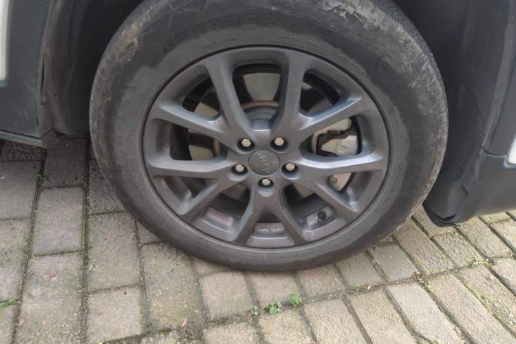 Used Jeep Cherokee 2020 2.0L Two-Wheel Drive Classic Sports Edition Right Front Wheel Hub