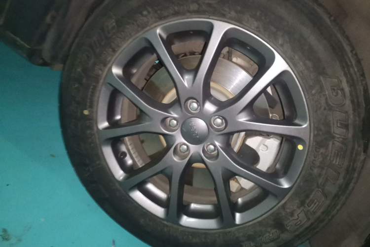 Used Jeep Cherokee 2020 2.0L Two-Wheel Drive Classic Sports Edition Right Front Wheel Hub