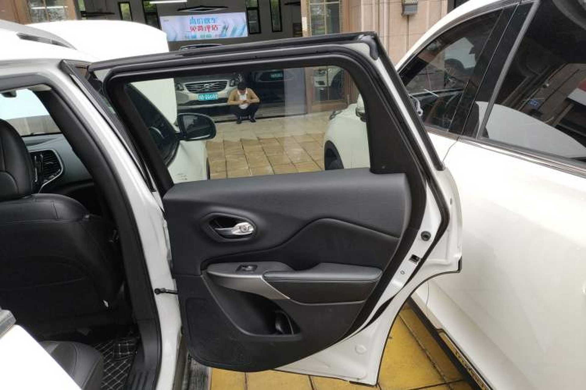Used Jeep Cherokee 2020 2.0T Two-Wheel Drive Leading Edition Right Rear Door Interior