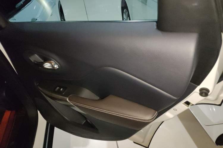 Used Jeep Cherokee 2020 2.0L Two-Wheel Drive Classic Sports Edition Right Rear Door Interior