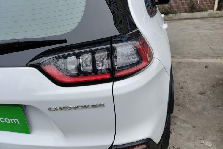 Used Jeep Cherokee 2020 2.0T Two-Wheel Drive Leading Edition Right Rear Taillight