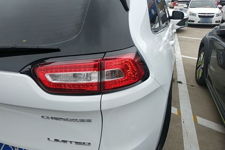 Used Jeep Cherokee 2020 2.0L Two-Wheel Drive Classic Sports Edition Right Rear Taillight