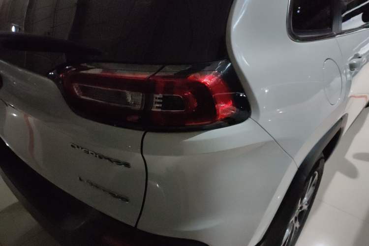 Used Jeep Cherokee 2020 2.0L Two-Wheel Drive Classic Sports Edition Right Rear Taillight