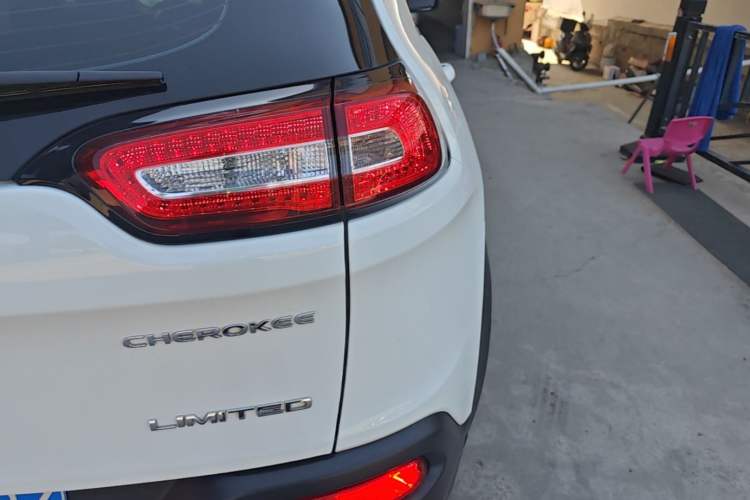 Used Jeep Cherokee 2020 2.0L Two-Wheel Drive Classic Sports Edition Right Rear Taillight