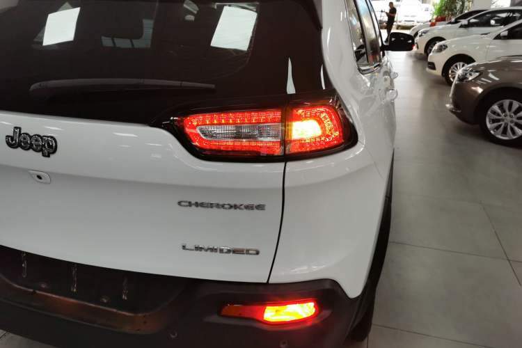 Used Jeep Cherokee 2020 2.0L Two-Wheel Drive Classic Sports Edition Right Rear Taillight