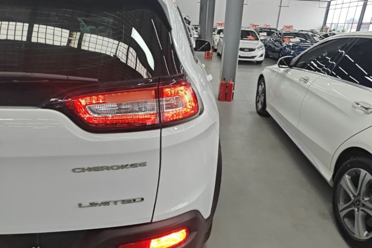 Used Jeep Cherokee 2020 2.0L Two-Wheel Drive Classic Sports Edition Right Rear Taillight