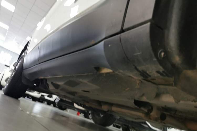 Used Jeep Cherokee 2020 2.0L Two-Wheel Drive Classic Sports Edition Right Side Sill
