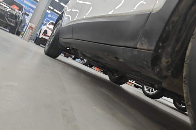 Used Jeep Cherokee 2020 2.0L Two-Wheel Drive Classic Sports Edition Right Side Sill
