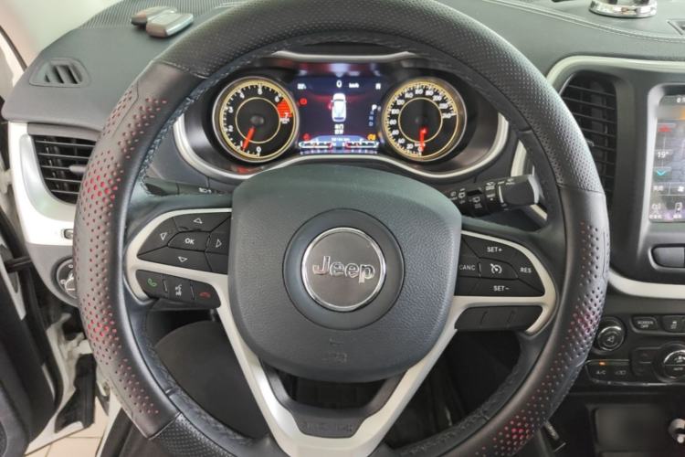 Used Jeep Cherokee 2020 2.0L Two-Wheel Drive Classic Sports Edition Steering Wheel
