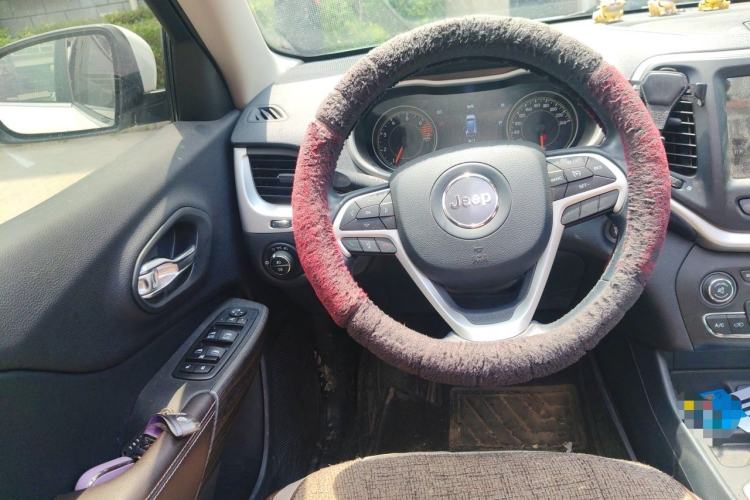 Used Jeep Cherokee 2020 2.0L Two-Wheel Drive Classic Sports Edition Steering Wheel