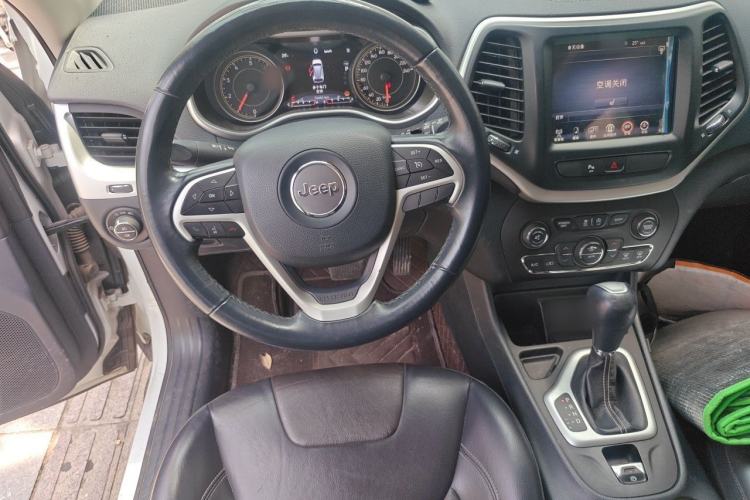 Used Jeep Cherokee 2020 2.0L Two-Wheel Drive Classic Sports Edition Steering Wheel