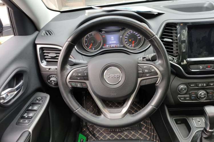 Used Jeep Cherokee 2020 2.0T Two-Wheel Drive Leading Edition Steering Wheel