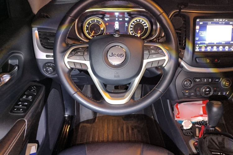 Used Jeep Cherokee 2020 2.0L Two-Wheel Drive Classic Sports Edition Steering Wheel