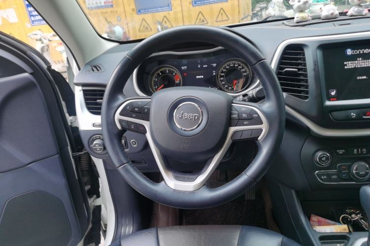 Used Jeep Cherokee 2020 2.0L Two-Wheel Drive Classic Sports Edition Steering Wheel
